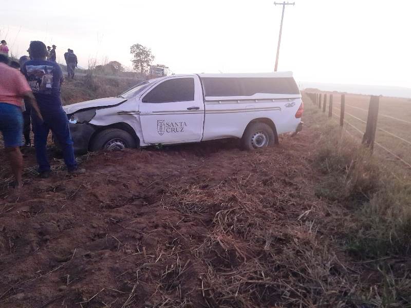 Motorista dorme ao volante e capota veículo funerário durante translado de corpo na MT 343, em Cáceres