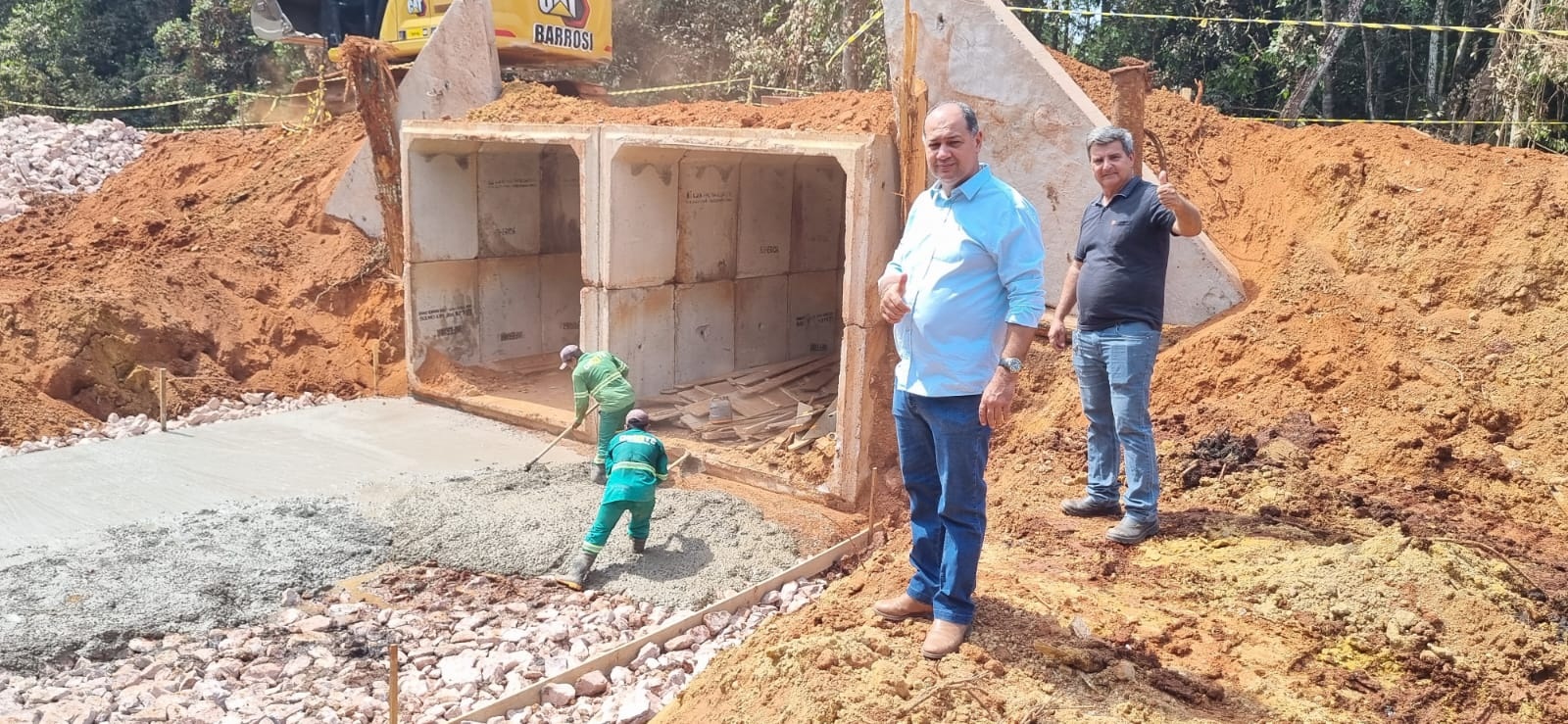 Prefeito visita obras de construção da passagem com aduelas na zona rural de Nova Lacerda