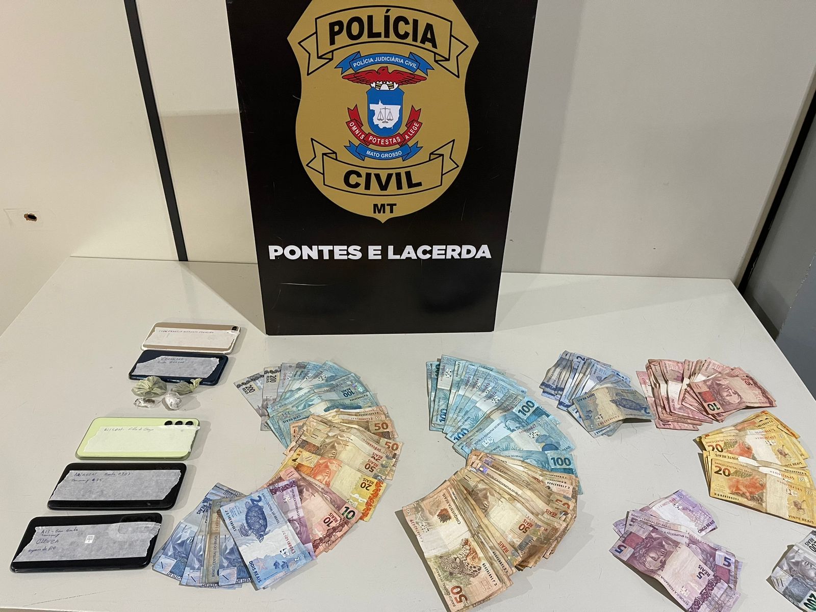 Polícia Civil apreende quase R$ 9 mil em casas usadas por traficante em Pontes e Lacerda