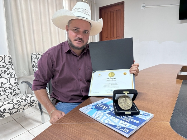Prefeito de Jauru é homenageado com o Prêmio Rui Barbosa pelo TCE-MT￼
