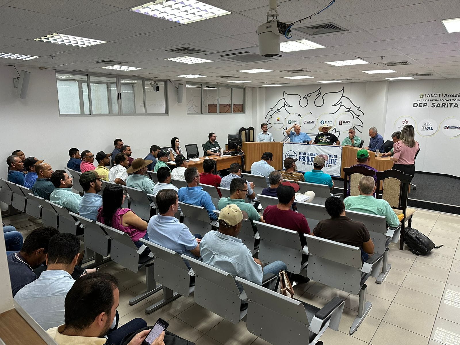 Produtores de leite de Vila Bela participam de audiência pública proposta pelo deputado Gilberto Cattani