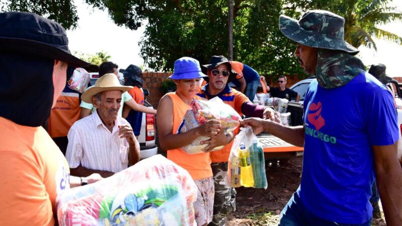 Setasc entrega cestas de alimentos para famílias atingidas pela chuva em Cáceres