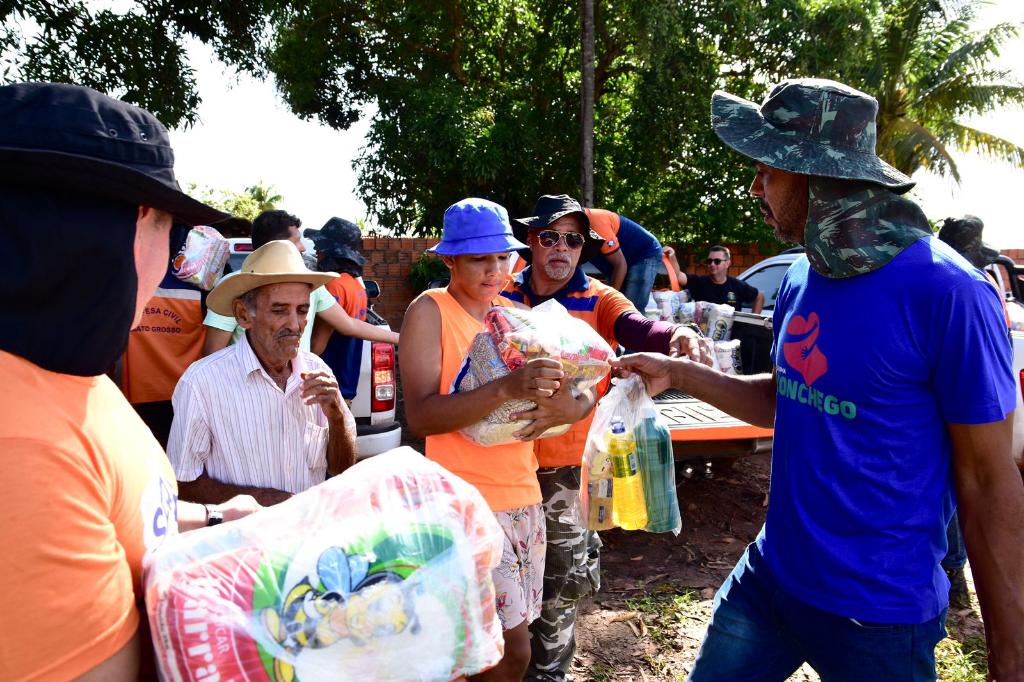 Setasc entrega cestas de alimentos para famílias atingidas pela chuva em Cáceres
