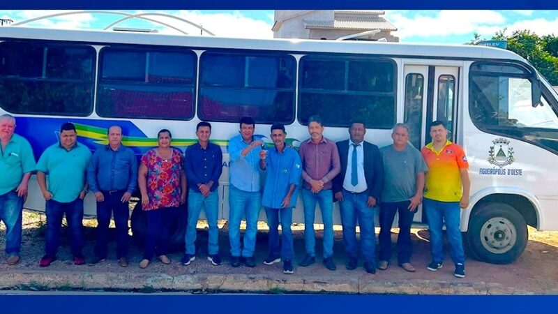 Vereadores prestigiam entrega de Micro-ônibus à Secretaria de Esportes, em Figueirópolis D’Oeste