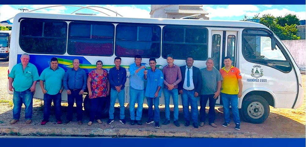 Vereadores prestigiam entrega de Micro-ônibus à Secretaria de Esportes, em Figueirópolis D’Oeste