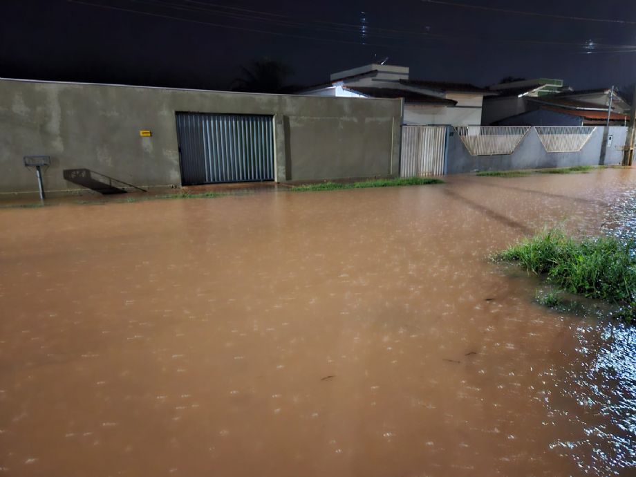 Chuva do fim de semana causa apagão, alaga casas e deixa 7 mil desabrigados em Cáceres