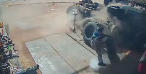 Câmera flagra pneu explodindo em borracheiro em Mirassol D’Oeste; Veja o vídeo