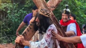 PONTES E LACERDA – Fé e Emoção: fiéis sobem a Serra Patrimônio na 24ª edição da Via Sacra