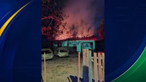 Casa desocupada pega fogo no bairro Vila Real e polícia investiga incêndio criminoso em Cáceres