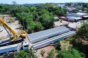 VALE DE SÃO DOMINGOS – Obras da Ponte sobre o Rio São Domingos seguem avançando