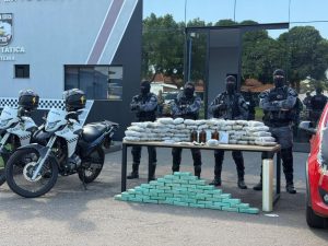 PM prende dupla com 110 tabletes de drogas e causa prejuízo de R$ 2,5 milhões ao crime