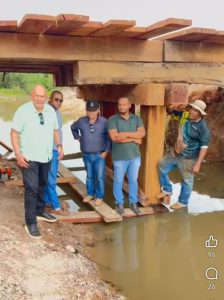 VILA BELA – OS TRABALHOS NA ZONA RURAL NÃO PARAM, MAIS UMA PONTE DE MADEIRA PASSA POR REFORMA